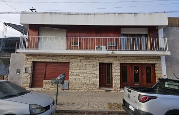 CASA CON LOCAL  